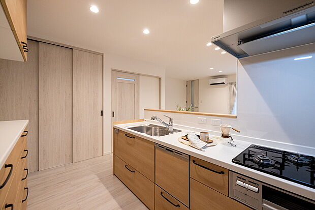 【当社施工例/キッチン】
キッチン前面に腰壁を設けていますので、散らかりやすいシンク回りやワークトップの手元を隠すことができます。急な来客時等に、慌てず対応できます。