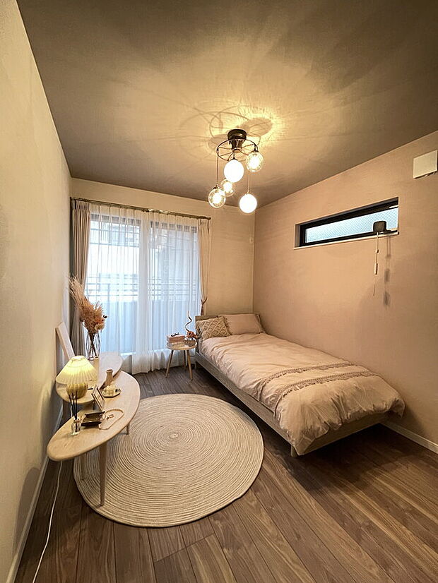 【当社施工例/寝室】
掃き出し窓からバルコニーへの行き来が可能です。シンプルな色合いのクロスと床材を使用しているので、お好みのインテリアを合わせることができます。