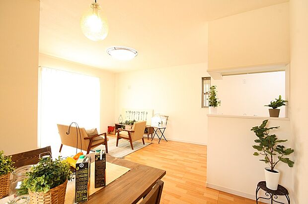 【当社施工例/LDK】
ご家族が毎日集うLDKは、ホワイトのクロスとフローリングの木目で、ナチュラルな雰囲気の内装です。窓から明るい光が注ぎ込み、ご家族の食卓を照らします。