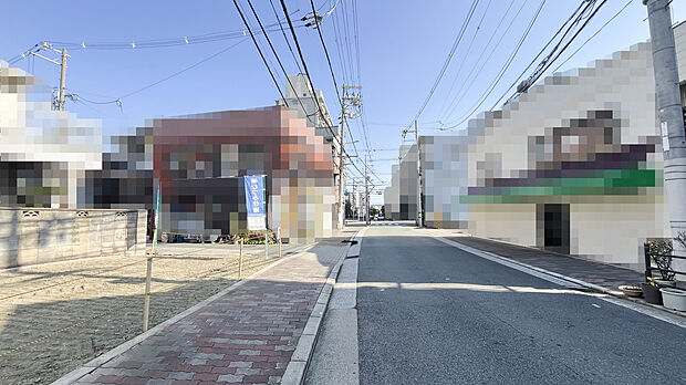 【前面道路含む現地】
舗装された道路に面します。お子さまが出入りする際の安全確認を行いやすく、ベビーカーや自転車での通行もスムーズ。周囲にはすでに建物があり、実際の暮らしをイメージしやすい環境です。