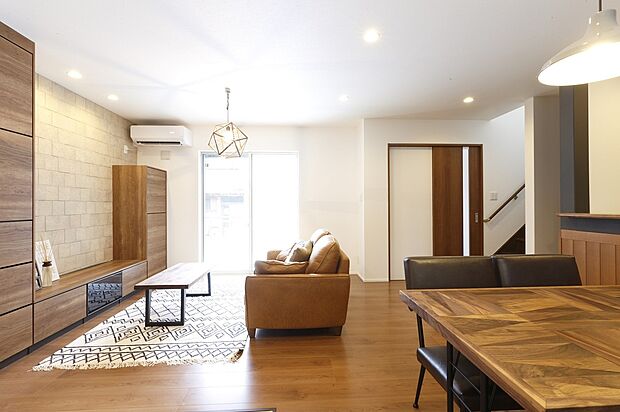 【当社施工例】リビング
フローリングや建材の木質感が温かみを感じさせる内装のLDKです。落ち着いた空間で、家族団らんの時間を過ごせます。レンガ調のアクセントクロスが印象的です。