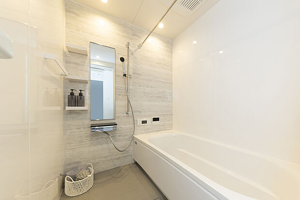 【【モデルハウス写真】浴室】明るく清潔感溢れる浴室です。一日の疲れをゆっくりと癒せます。ガス温水浴室乾燥機を搭載。ご自宅でも簡単に本格的なミストサウナを楽しめます。(※ご成約済)