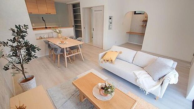 【【当社施工例】LDK】キッチンから、リビングにいるご家族の心地良い気配が感じ取れる間取りです。LDKから、洗面所・浴室への移動がしやすく、家事動線良好です。