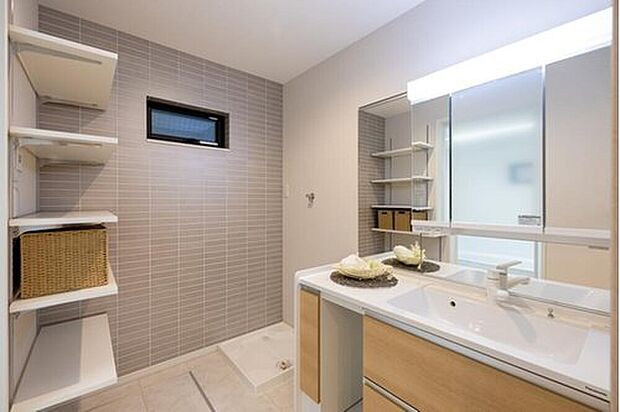 【【当社施工例】洗面室】窓を設けた、陽光が差し込む明るい洗面所です。出し入れしやすくどこに何があるのかすぐに分かる、オープン収納を採用しました。可動棚ですので、収納したい物の高さに合わせて使用できます。