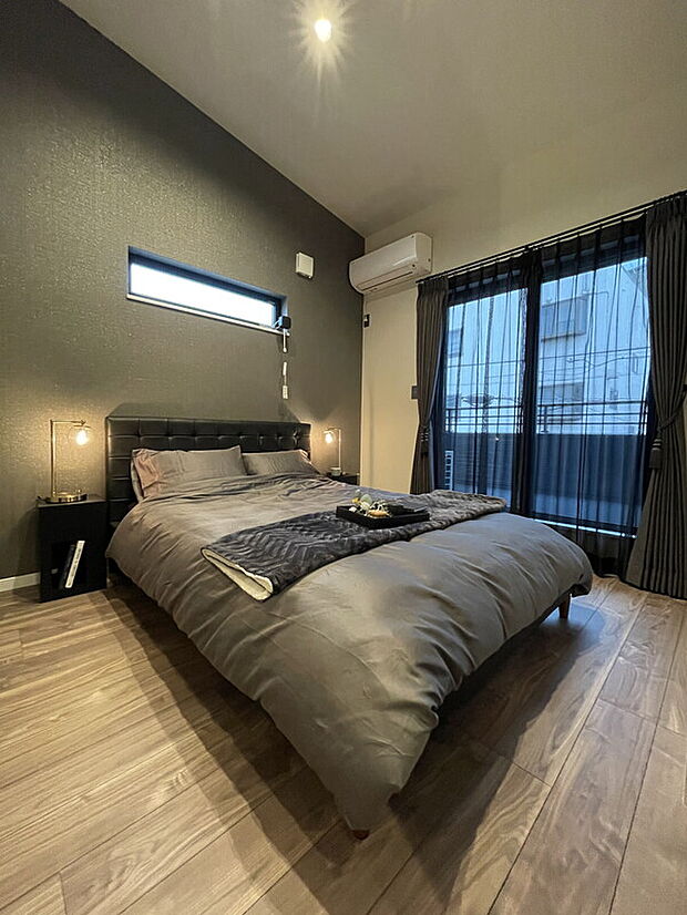 【 【当社施工例】洋室】高窓が備わっているため、ベッドや机などの家具を合わせやすい洋室です。掃き出し窓からバルコニーへの行き来が可能で、洗濯物の出し入れもスムーズに行えます。