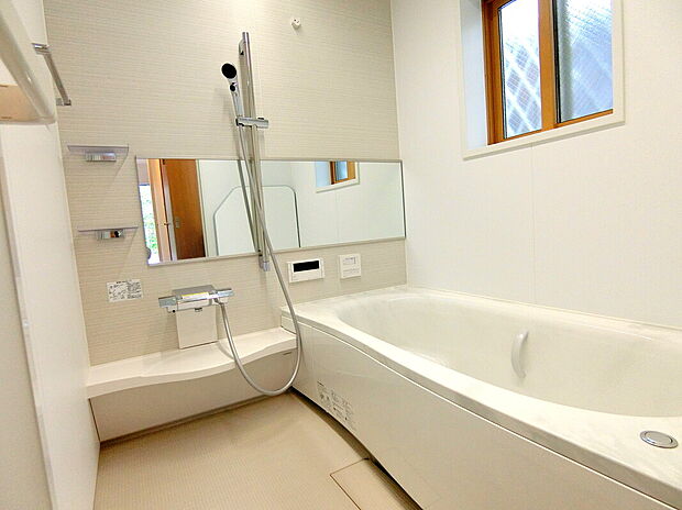【【当社施工例】浴室】浴槽はベンチ付きのため、小さなお子様も入浴しやすく、半身浴も楽しめます。シャワーは高さを調節でき、家族の身長に合わせて快適に使用できます。防犯面に考慮し、窓に面格子を設置しています。