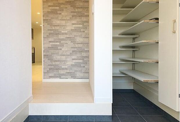【【当社施工例】シューズインクローゼット】シューズインクローゼットを設けた例です。ご家族分の靴をたっぷり収納でき、室内に持ち込みにくい外遊び用のおもちゃや、ベビーカーの置き場としても重宝します。