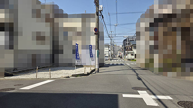 【【前面道路含む現地】】見通しの良い角地。前面道路幅は北側・東側ともに約6.0mとゆとりがあるので、お車同士のすれ違いや駐車も楽に行えます。