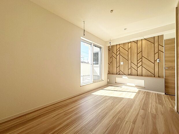 【主寝室】お陽さまの光とさわやかな風をたっぷりとりこめます。
落ち着いた色合いのお部屋は寝室におすすめ。