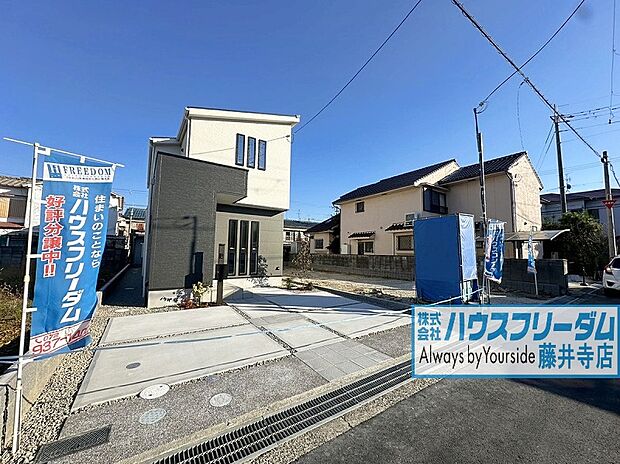 【現地外観写真】駐車場はこちら!3台駐車可能。(車種による)来客の際に大変便利です!