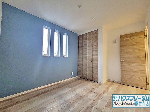 【洋室【同社施工例】】優しい光と心地良い風の通り抜けるお部屋は風が抜けると気持ちよく爽快感のある空間となります!