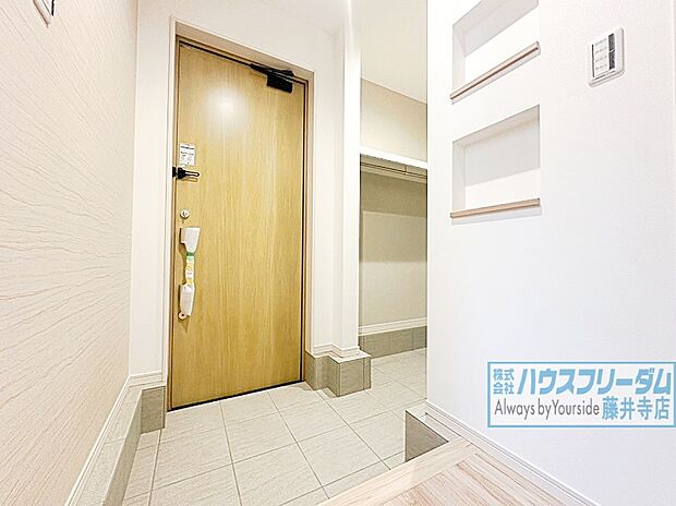 【収納付きですっきりとした玄関を保てます！≪3号地≫】南向きで日当たり良好！広々とした明るい玄関は気持ちがいいですね。大きなシューズボックスはたくさんの靴の収納にも困りません