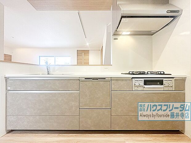【みんなの会話が弾むカウンターキッチン付き≪3号地≫】ご家族を近くに感じられる対面キッチンを採用しています！
お料理をしながらリビングを見渡せます。