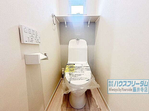 【清潔感のある空間で落ち着きますね≪3号地≫】白で統一された空間が清潔な印象を与えてくれます♪窓から光が入り、明るい雰囲気のお手洗いです！トイレは2箇所あり、慌ただしい朝もゆったり使えます。