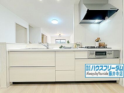 みんなの会話が弾むカウンターキッチン付き！