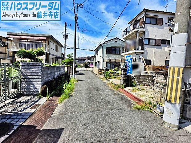 【現地全面道路】前面道路はこちら♪午後まで光を取り込みやすい西向きの立地です!あたたかい光と心地よい風が入り込む空間でゆったりとお過ごしくださいませ♪