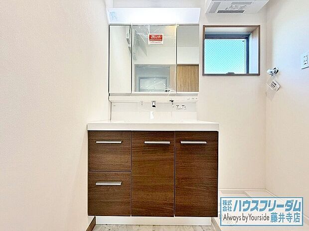 【洗面化粧台】清潔感のある、洗面化粧台です!洗面台は3面鏡になっているため、身だしなみもしっかり確認できます!