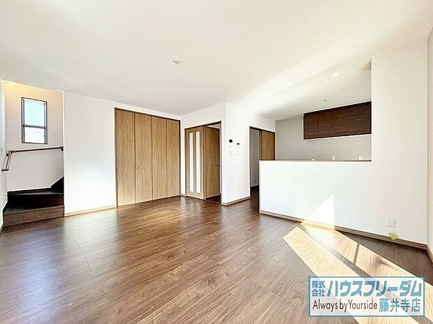 【リビング階段でご家族のコミュニケーションばっちり。】LDKには優しいぬくもりに包まれる床暖房付きですので快適にお過ごしいただけます!
