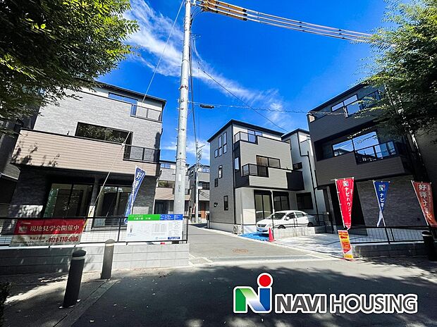 ■販売現地
外環道とバイパスの側道沿いに建つグリーンガーデン浦和文蔵３期。分譲地目の前は車の通りが少なく、こんな所に広い場所があるなんて！と感じるお客様も。