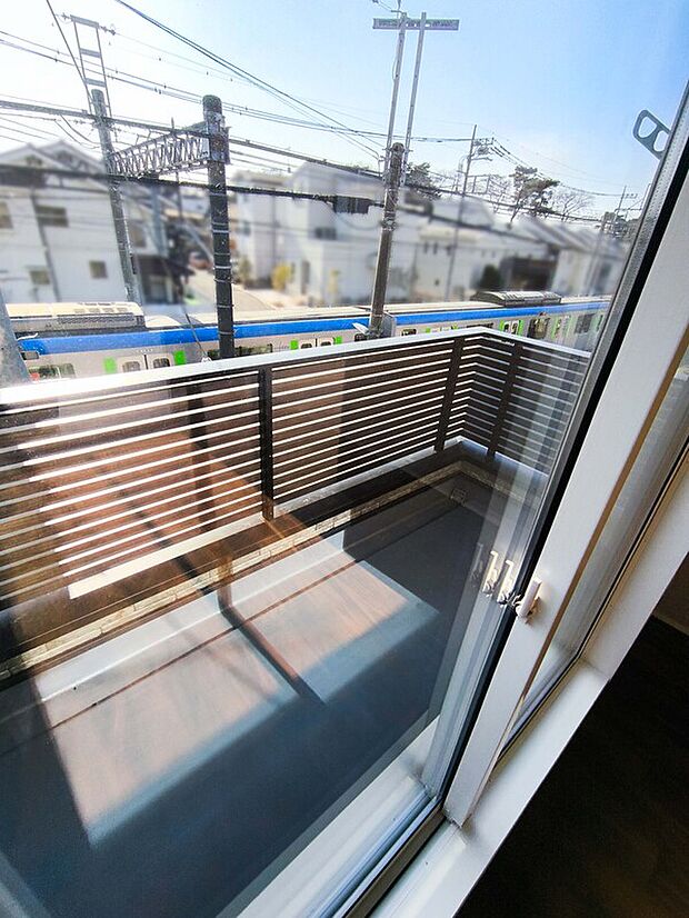 目の前を通過する東武アーバンパークライン(野田線)の電車。
分譲地前から「大宮公園」駅を見ることができます。