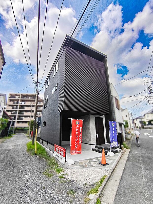 【ヒルズ浦和領家5期】正面のルーバーで視線を防ぎつつ、陽射しと通風を得ています。
