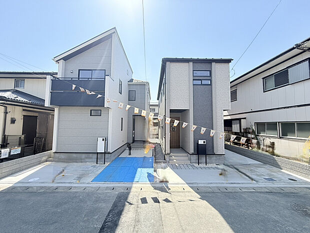 【（1）（2）号棟　外観】　品質・性能にこだわったブルーミングガーデンの長期優良住宅。快適な暮らしが叶う間取り設計に、折上天井やアクセントクロスなど、空間にメリハリを演出するデザインも魅力です。