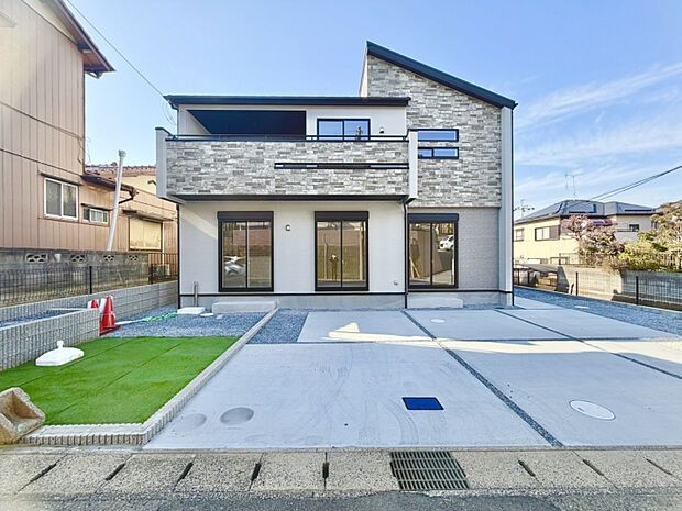 【販売現地】　敷地面積57坪超！シーンに合わせてLDKと和室を一体化できる、解放感ある住まいです。2台分のカースペース有り。