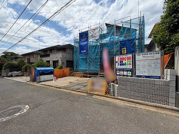 【2026/5/29　物件現地】　分譲地は、低層の住宅が立ち並ぶ第一種低層住居専用地域内に位置しています。小学校や公園が徒歩10分圏内にあり、のびのびと子育てをしたいファミリーにもオススメです。