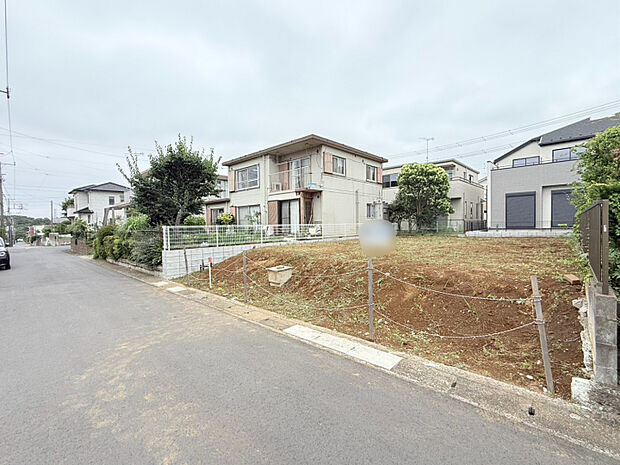 【2026/6/20　販売現地】　南道路に面した日当り良好の新築戸建です。2部屋から行き来ができるワイドバルコニー付き。WICや土間収納など、随所に収納スペースを設けました。