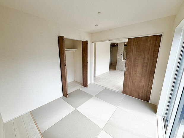 【【続き間和室】】LDKに隣接する和室です。「洋」の雰囲気にも馴染む、縁なし畳を採用しています。お子様のプレイスペースや家事スペースなど、多用途に活用可能です。