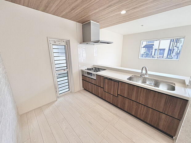 【【キッチン】】家事ラクの定番！食器洗浄乾燥機！片付けの時間を短縮できるので、趣味の時間が増え毎日の生活が楽しくなります。