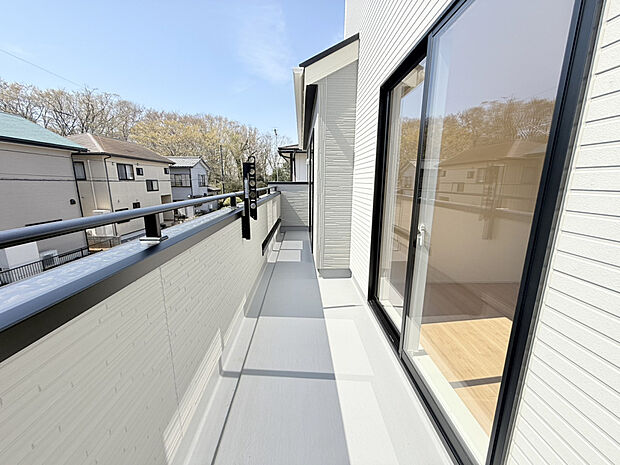 【【バルコニー】】5.25帖と7帖の洋室から出入り可能なワイドバルコニー。仕事や家事の合間の休憩スペースとしても重宝しそうです。