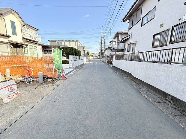 【【2026.2.23　販売現地・前面道路】】南西側前面道路は、幅員約5mの公道に面しています。風通しの良い道路のため、お車の移動や出入庫をスムーズに行えます。