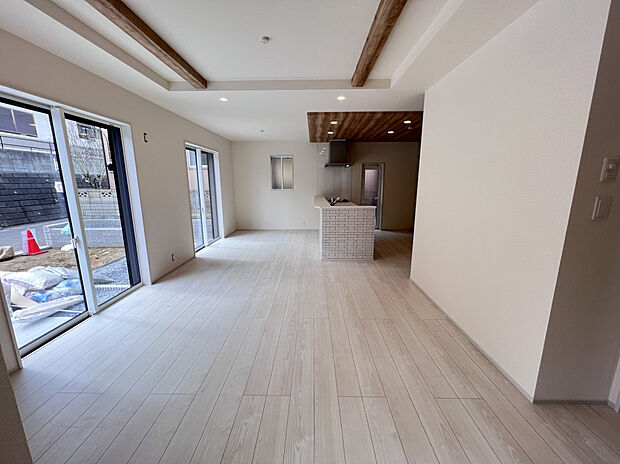 【20.5帖リビング】南側には掃き出し窓を2か所設けており、心地よい陽の光が差し込みます。