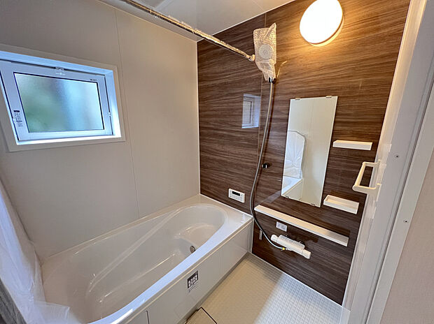 【浴室】アクセントパネルを施したホテルライクな浴室です。浴室乾燥機のほか、ハンガーパイプ・棚など、便利な設備仕様を採用しています。