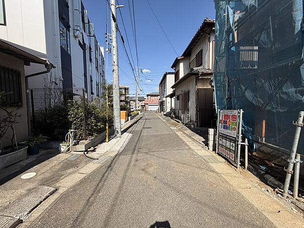 【【2026/2/9　前面道路】】品質・性能にこだわった「ブルーミングガーデン」です。