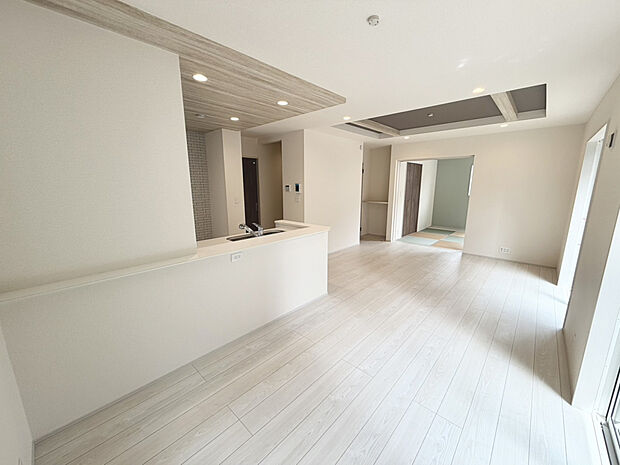 【【2号棟　LDK19帖】】ご友人を招いてのホームパーティやご親戚の集まりなども、ゆとりを持って楽しめる広さです。