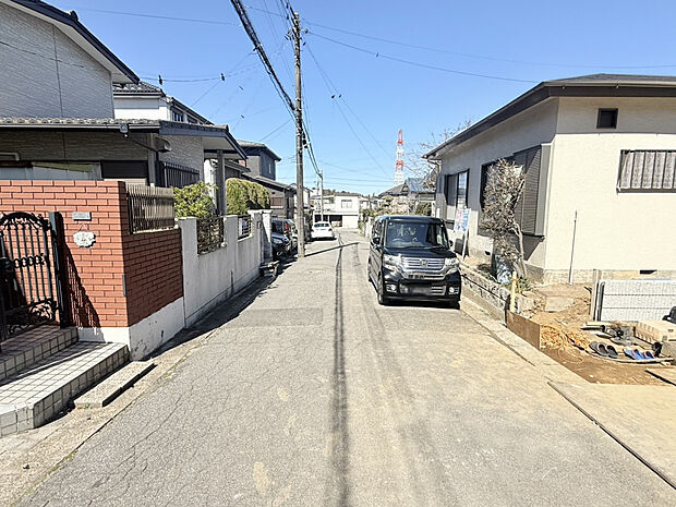 【【2026.3.14　物件現地・前面道路】】食器洗浄乾燥機や浴室換気乾燥機はもちろん、地震に強い制震ダンパーを採用◎充実の設備で快適な暮らしを彩ります。