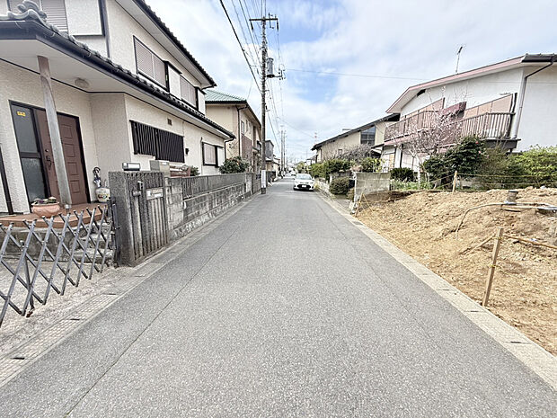 【【前面道路　約5.0m】】品質・性能にこだわった「ブルーミングガーデン」。庭付き「3・4LDK」の新築戸建が限定2邸で誕生！各邸敷地面積40坪超。2台分のカースペースをご用意しました（車種による）。