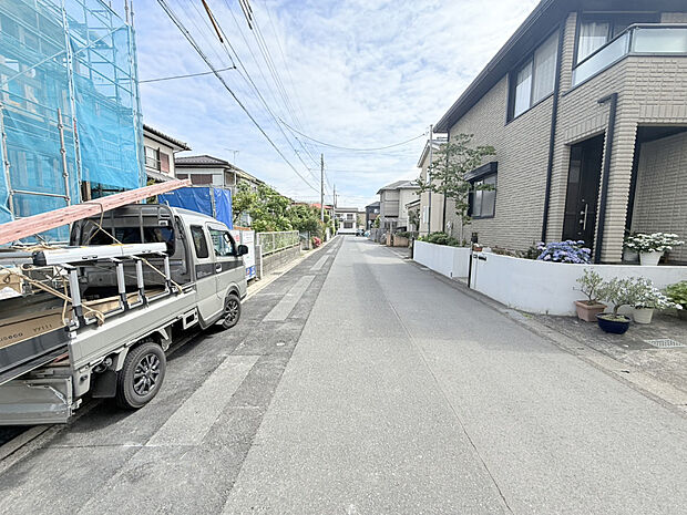 【【2026/5/23　前面道路　約6.0m】】東南道路に面しており、日当たりのよい全2棟が人気の美浜区エリアに誕生します◎