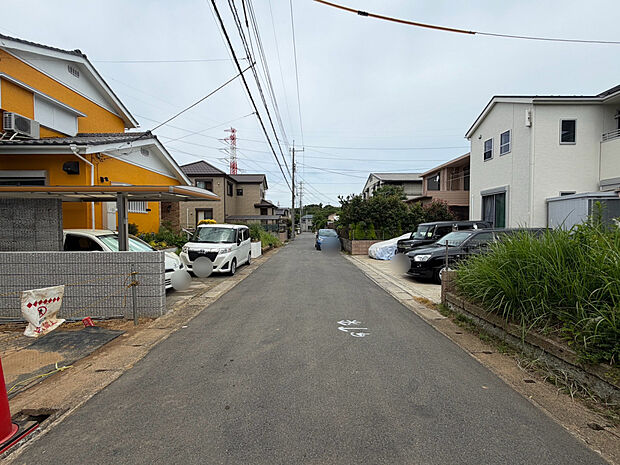 【【2026/5/31　前面道路（約5.0m）】】敷地面積50坪超◎小学校や公園が徒歩5分圏内に揃っており、子育てに優しい住環境です。