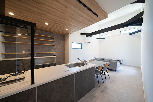 【本分譲地に建築可能な建物プラン例】
デザイン性と機能性を兼ね備えたキッチンはフラットタイプ。折下天井×デザインクロスがお洒落な空間を演出。《分譲地外:建物面積95.57m2、建物価格1716万円》