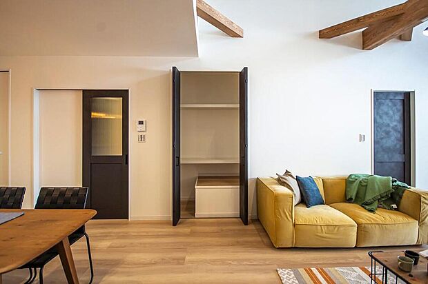 【本分譲地に建築可能な建物プラン例】
暮らしのメイン空間であるLDKの中央に縦長の収納スペースを設けました。本や生活小物などを収納可能。《分譲地外:建物面積101.79m2、建物価格1828万円》