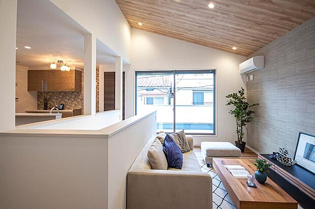 【本分譲地に建築可能な建物プラン例】
空間を完全に仕切らず、広がりを感じられる空間に。活動スペースを分けながらも、家族の存在を感じられます。《分譲地外:建物面積99.63m2、建物価格1702万円》