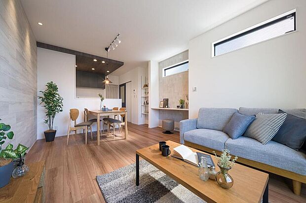 【LDK/約16.8帖】
東側には、プライバシーに配慮しながら、やわからな光を取り込む横長の窓を配置。淡い木目のクロスが調和し、ナチュラルで落ち着いた雰囲気に仕上げています。