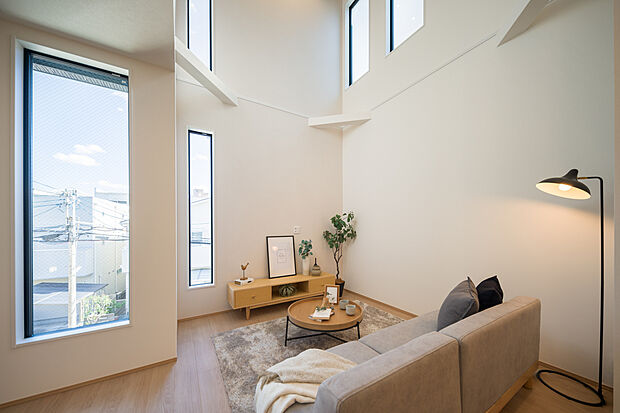 【2階:LDK】
開口部と吹抜けから、たっぷりと光が差し込む、LDK約17.8帖。ご家族で過ごす時間をやさしく包み込む、心地良い空間に仕上がりました。