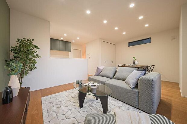 【LDK/11号地コンセプトハウス】
キッチン背面にはサニタリーと浴室を配置。料理をしながら洗濯物の確認をしたり、お子様の入浴のサポートもしやすい動線が魅力です。