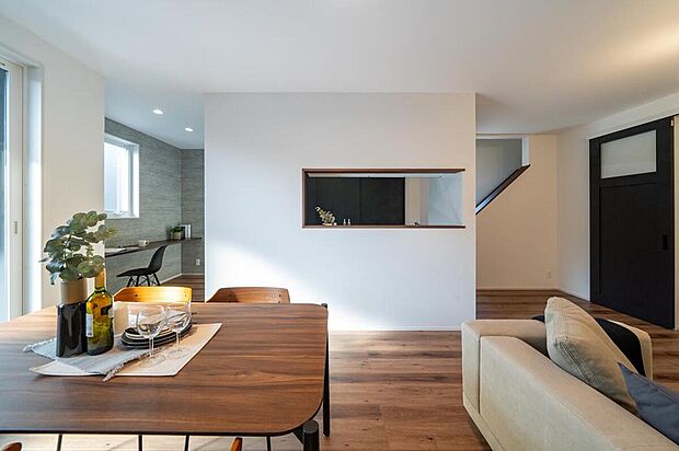 【LDK・1号地】
程よく個室感があるキッチンは、両サイドから通り抜けが可能で、スムーズな動線を確保しました。料理の配膳や片付けもしやすく家事を効率的に行えます。