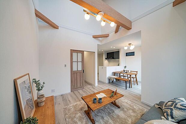 【本分譲地に建築可能な建物プラン例】
リビングとダイニングをゾーニングしており、空間の使い分けがスムーズです。見せ梁が空間のアクセントに◎《分譲地外:建物面積103.67m2、建物価格1862万円》