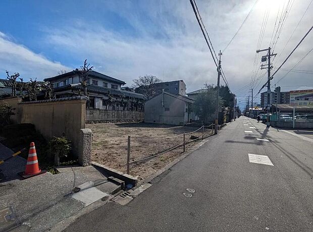 【前面道路含む現地写真】
スーパーやドラッグストアなどが徒歩6分圏内に揃う、買い物便利な住環境。教育施設や病院、公園も徒歩圏内にあり、子育て世帯にもおすすめです。